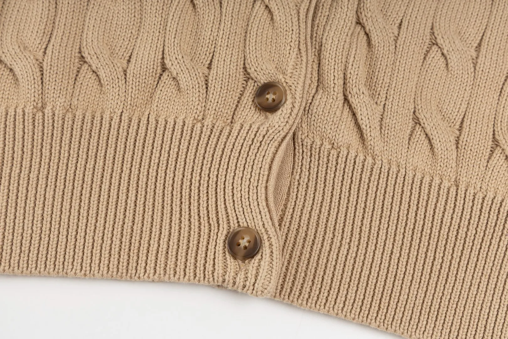 P230 #R93 RALPH LAUREN Ralph Lauren twelve colors classic small label embroidery logo seven-button knitted cable cardigan sweater women's top, high-density LOGO embroidery on the chest, original customization of tag accessories. Made of pure cotton yarn, pure cotton is skin-friendly and comfortable, small label war horse embroidered twist button cardigan sweater 🐎 high quality, follow the blogger to learn how to wear it! Let’s buy a Ralph Lauren cable sweater. It’s a super hard-to-find series after it became popular. It’s hard to find one on the official website. It’s simple and practical to wear, with a lazy and loose feel. The thickened fabric has more texture, feels soft and delicate, and has a loose fit. Whether worn alone or layered, you can wear different styles of fashion with just one piece!   Size: